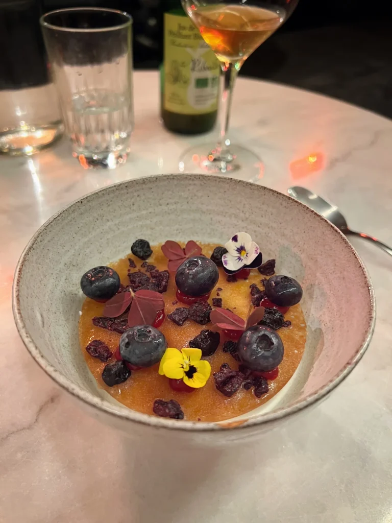 Dessert med blåbär och ätbara blommor