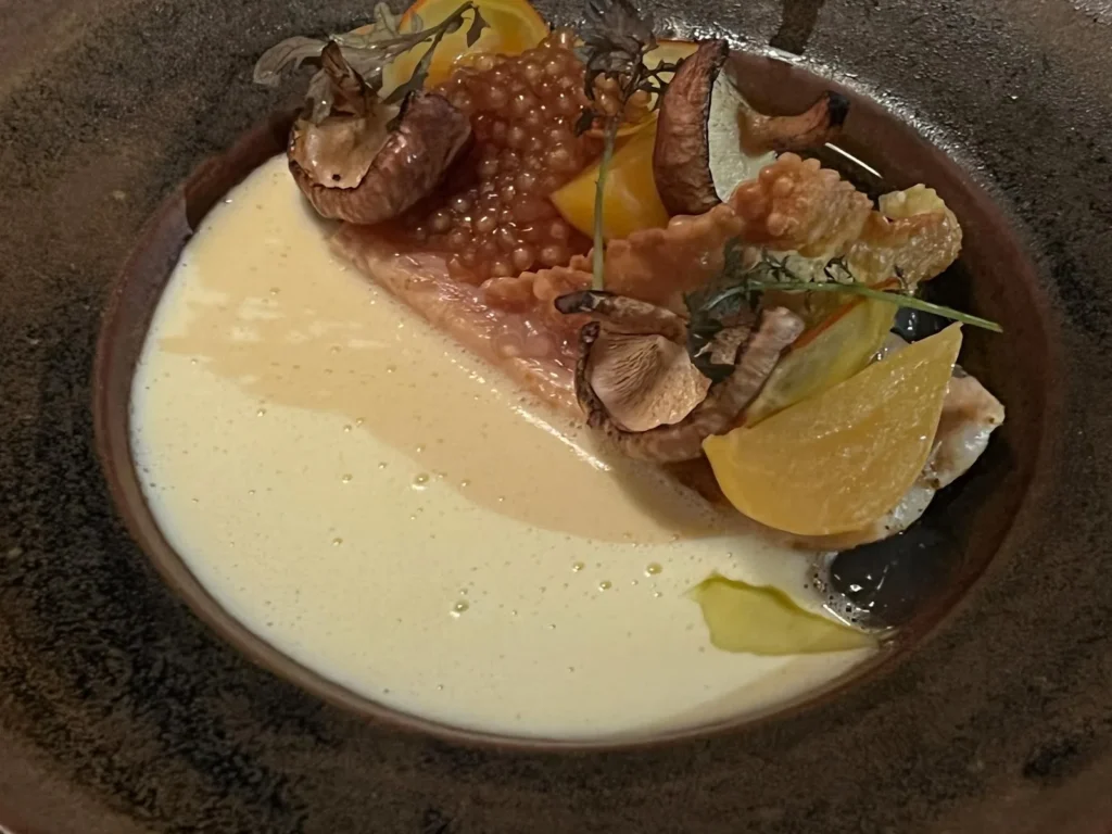 Fiskrätt med gula betor, svamp och krämig sås