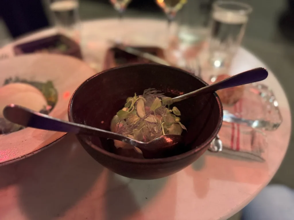 Tartar serverad i en mörk skål